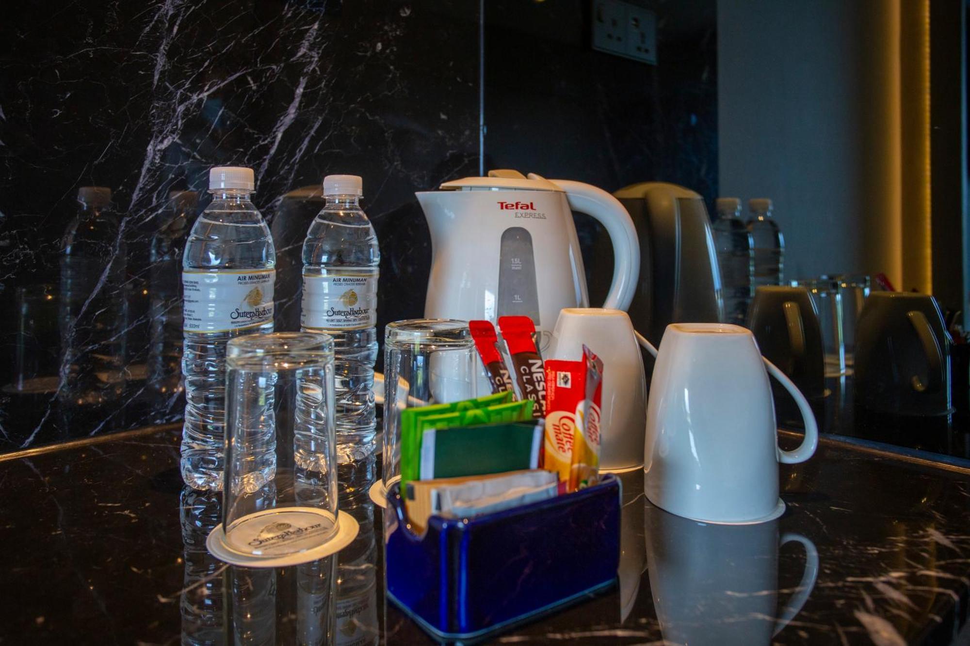 מלון קוטה קינבלו The Pacific Sutera מראה חיצוני תמונה Bottled water in a hotel room