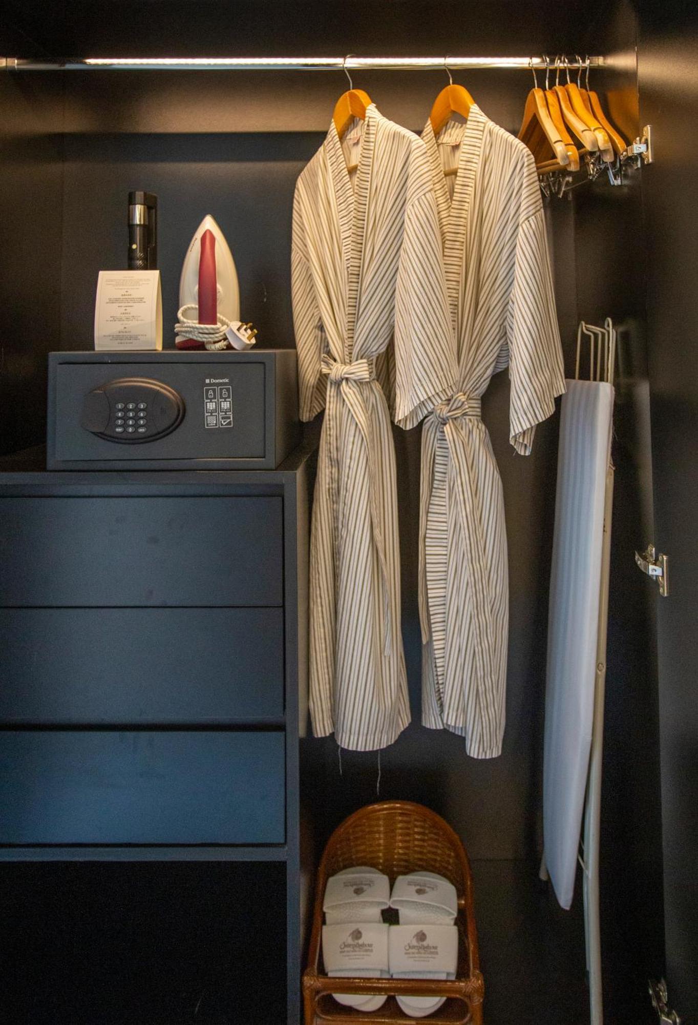 מלון קוטה קינבלו The Pacific Sutera מראה חיצוני תמונה A safe in a hotel room