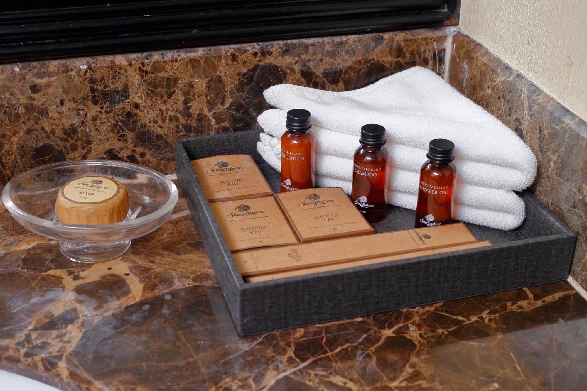 מלון קוטה קינבלו The Pacific Sutera מראה חיצוני תמונה A selection of toiletries in a hotel bathroom